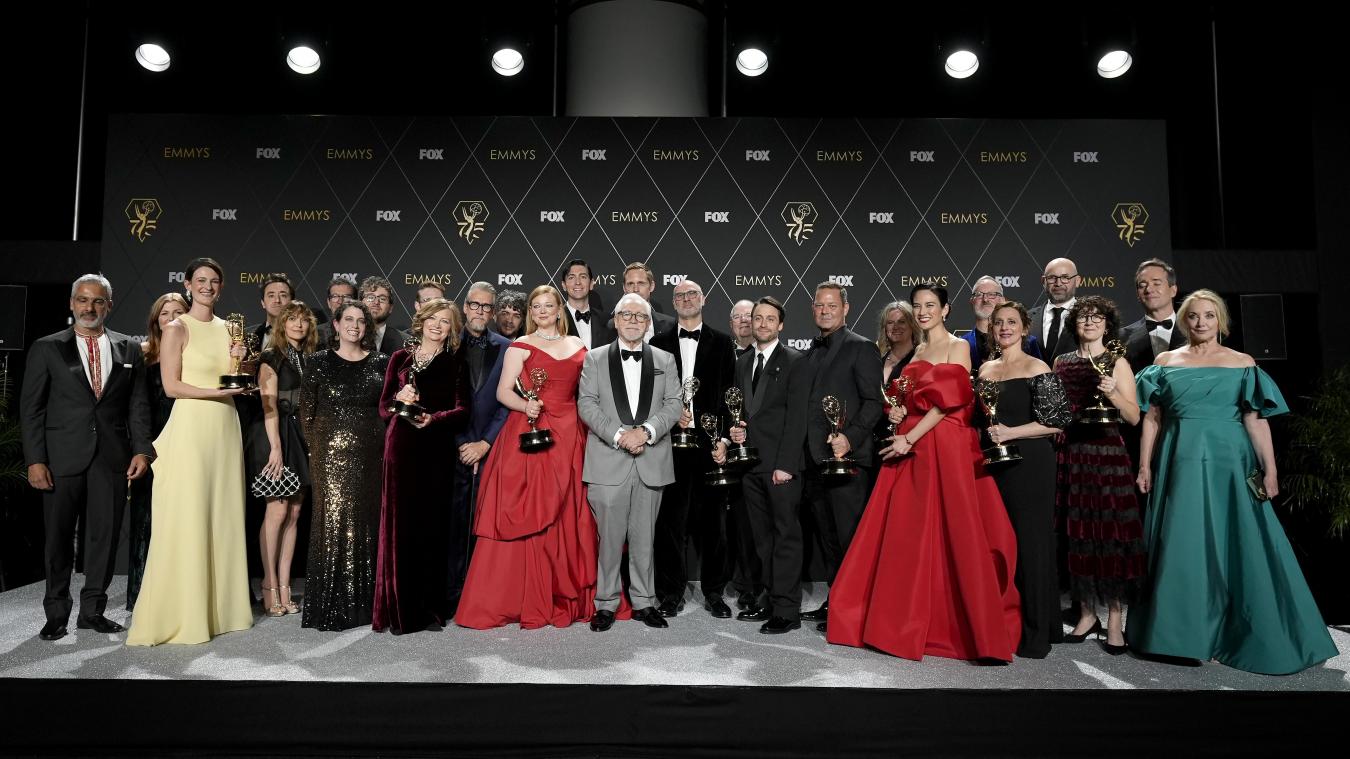 <p>Das Team von „Succession“, Gewinner des Preises für die herausragende Dramaserie, posiert im Presseraum während Verleihung der 75. Primetime Emmy Awards im Peacock Theater.</p>