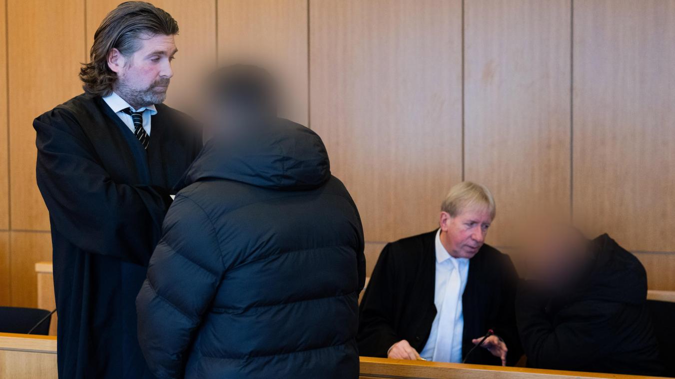 <p>Die beiden Angeklagten (ganz rechts und 2.v.l.) sprechen mit ihren Anwälten in einem Gerichtssaal des Justizzentrums Aachen.</p>