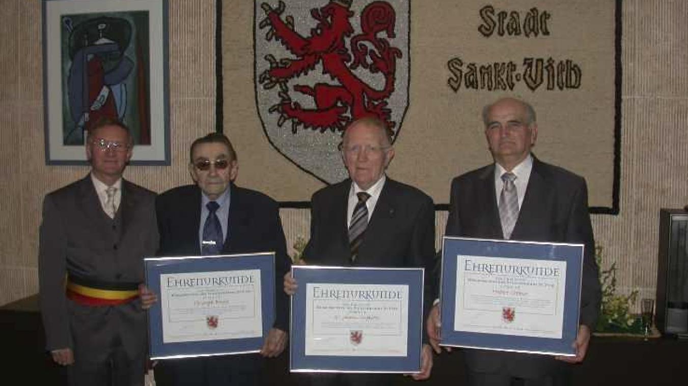 <p>Hubert Cremer (r.) erhält 2004 gemeinsam mit Johann Huppertz und Christoph Backes (2. u. 3. v.r.) von Bürgermeister Christian Krings (l.) den Ehrenbürgermeistertitel.</p>