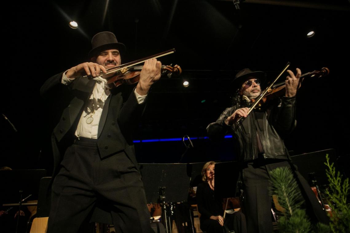 <p>Mathieu Michel und Apolonio Arias geraten mit ihren Geigen in einen clownesken „Streit“.</p>