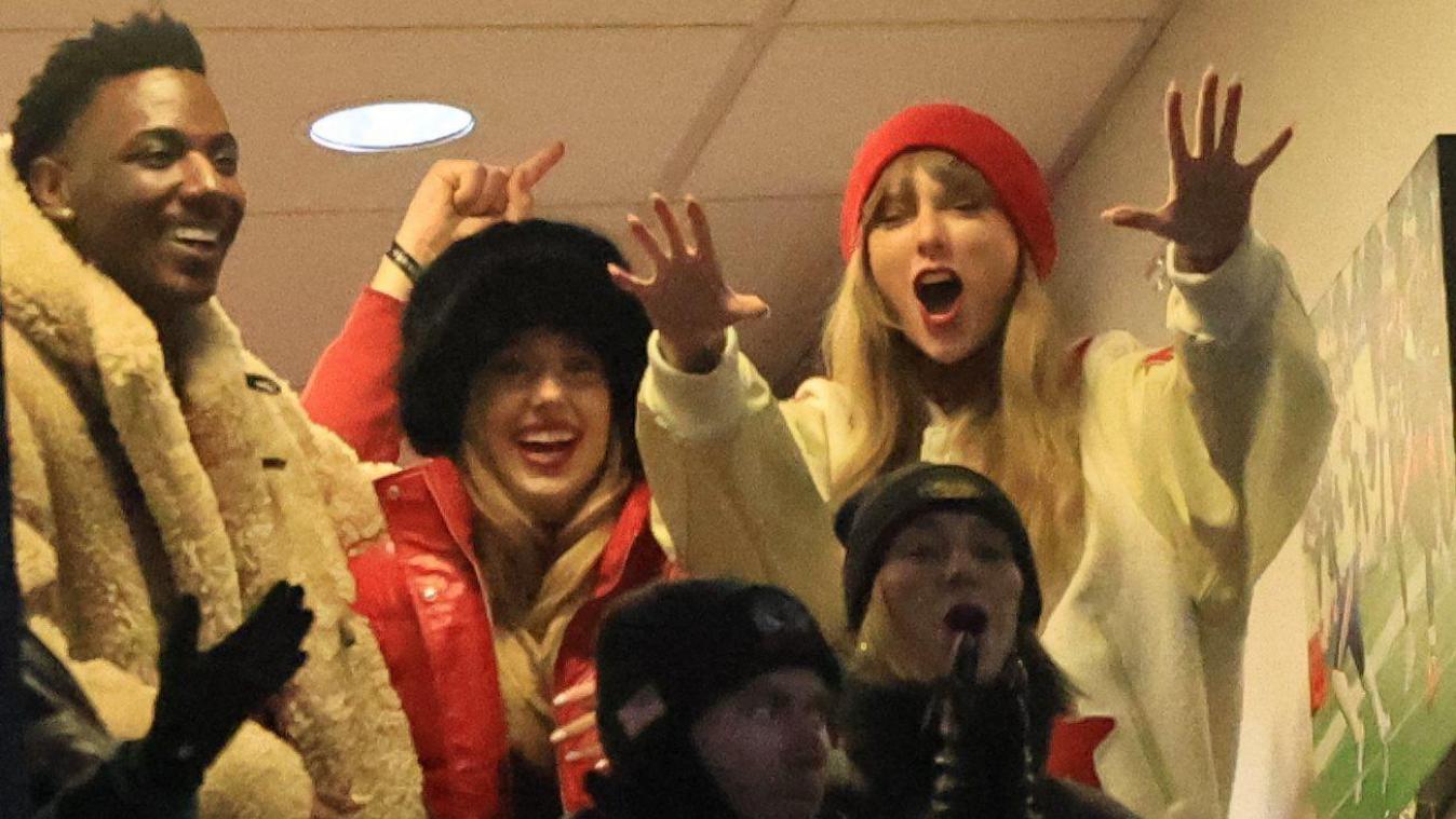 <p>Brittany Mahomes (Mitte) und Taylor Swift (rechts) feiern den Triumph der Kansas City Chiefs.</p>