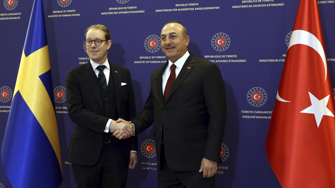 <p>Mevlut Cavusoglu (rechts), Außenminister der Türkei, schüttelt Tobias Billström, Außenminister von Schweden, in Ankara die Hand.</p>