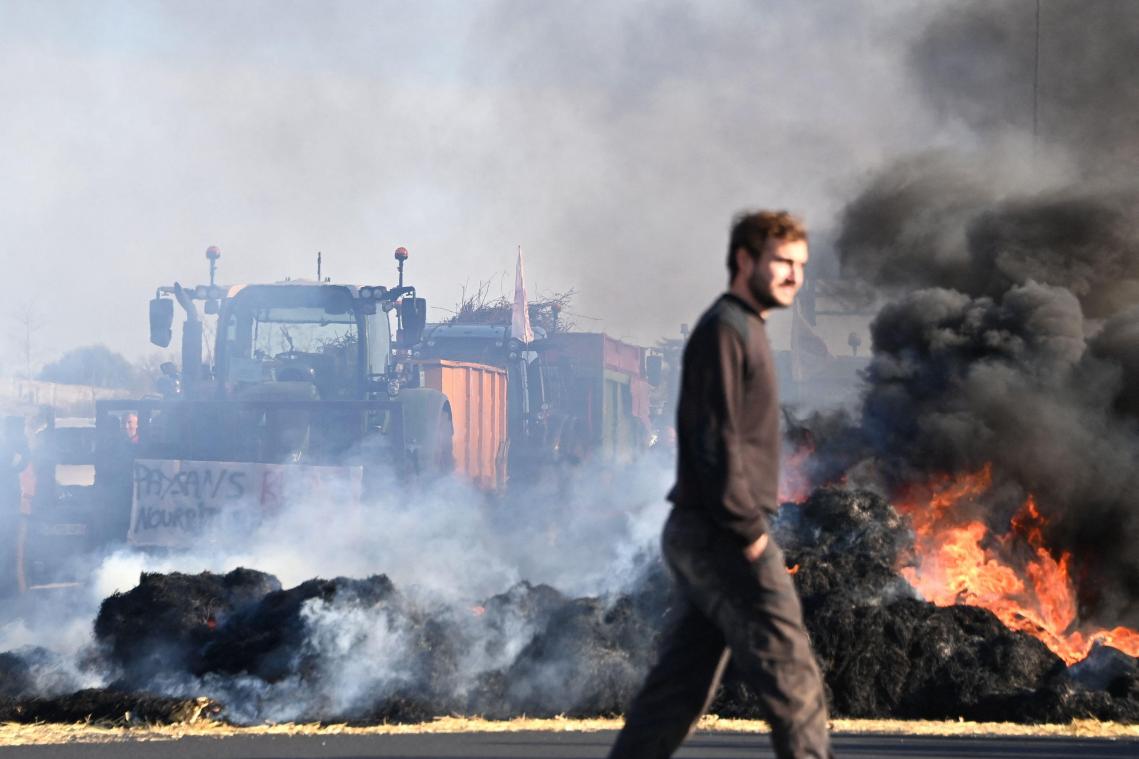 <p>Französische Landwirte verbrennen Strohballen, während sie die Autobahn A9 während einer Demonstration blockieren.</p>
