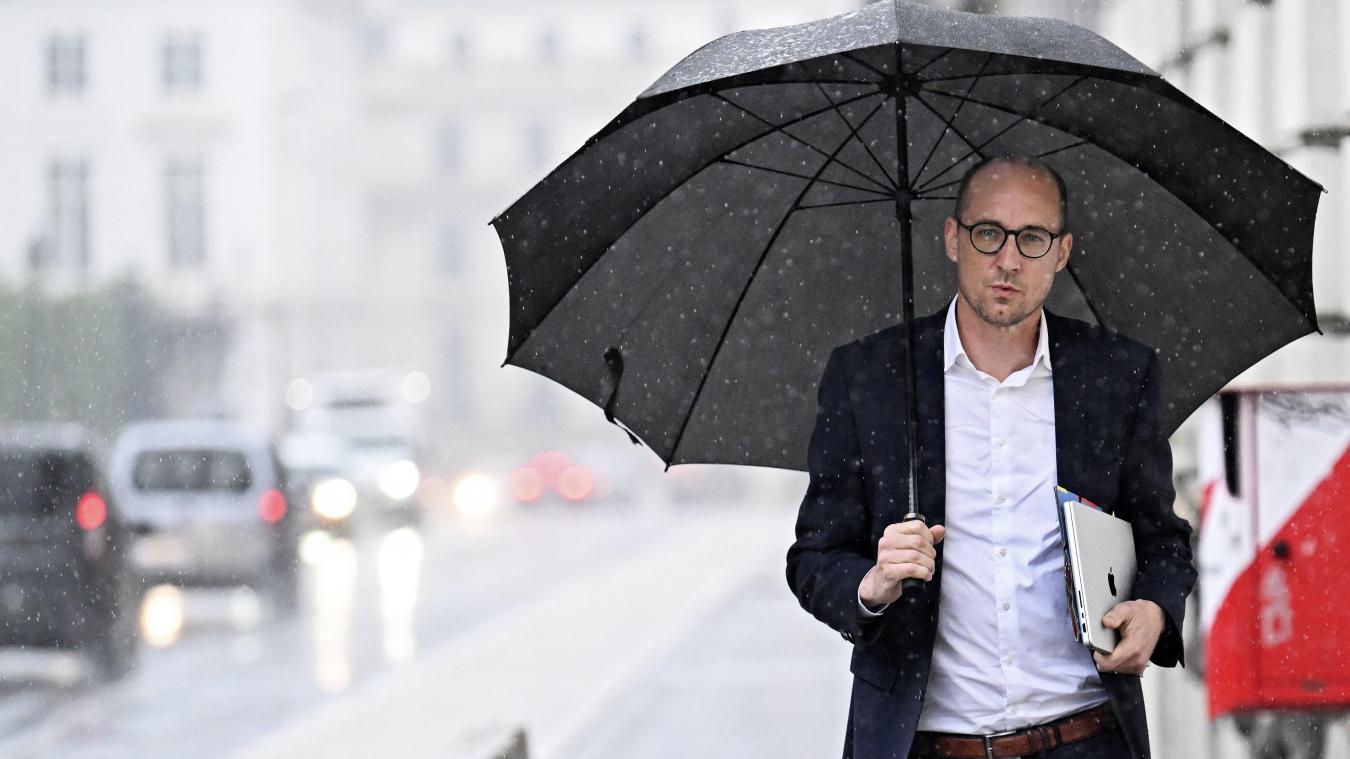 <p>„Wenn es regnet, muss man seinen Regenschirm aufspannen“, sagt ein japanisches Sprichwort. Auf Finanzminister Van Peteghem prasselt derzeit ebenfalls einiges ein.</p>