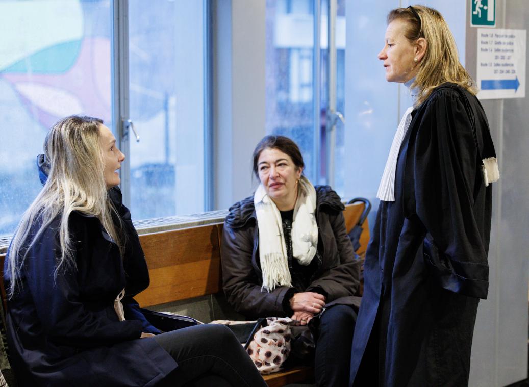 <p>Chovanecs Witwe Henrietta Chovancova, eine nicht identifizierte Frau und die Anwältin Ann Van de Steen vor einer Sitzung der Ratskammer von Charleroi.</p>