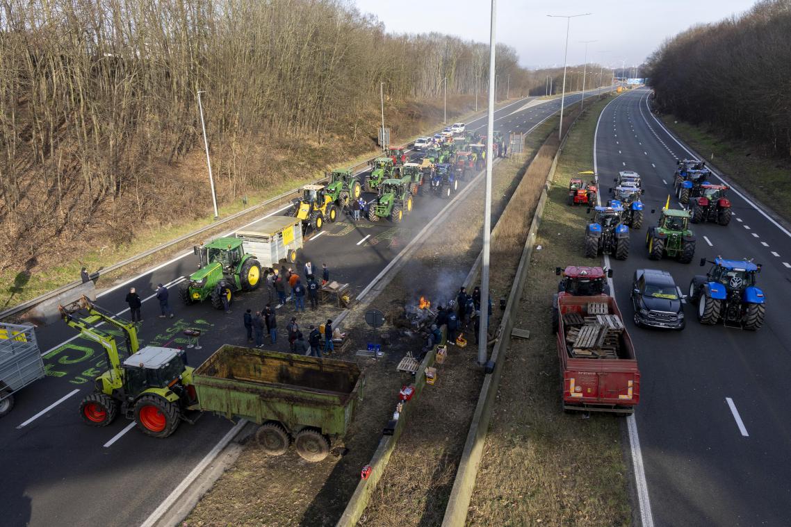 <p>Mit ihren Traktoren blockierten Landwirte mehrere Autobahnen in der Wallonie und taten es ihren Kollegen in Frankreich gleich.</p>