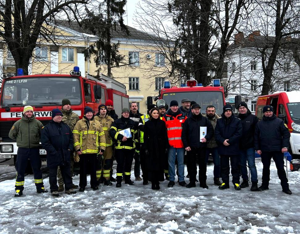 <p>Auf dem Rathausvorplatz der ukrainischen Stadt Chmelnyzkyj nahmen Vertreter aus Politik, Verwaltung, Feuerwehr und Militär Feuerwehrfahrzeuge die Hilfsgüter entgegen.</p>