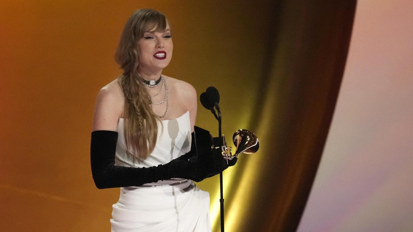 <p>Taylor Swift nimmt den Preis für das beste Pop-Gesangsalbum entgegen.</p>