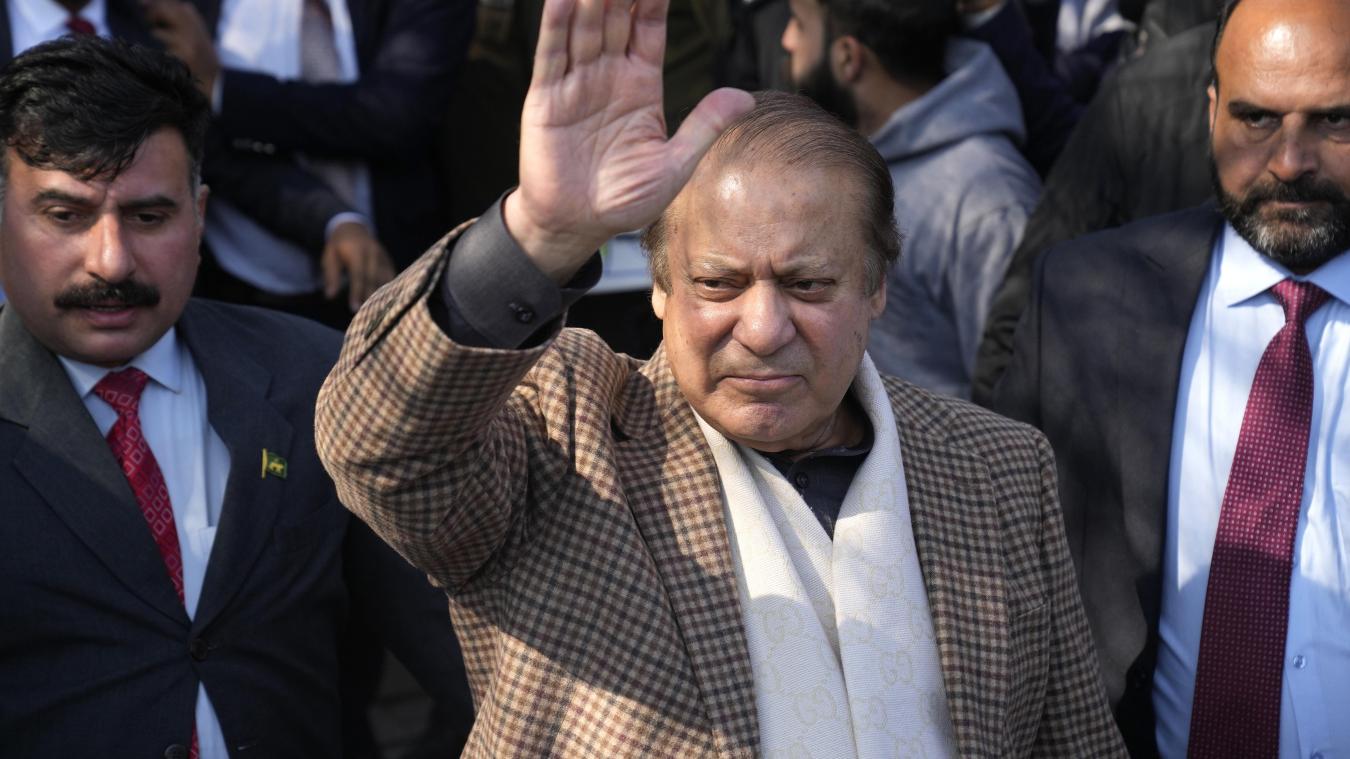 <p>Nawaz Sharif (M), ehemaliger Premierminister von Pakistan, nach der Stimmabgabe in einem Wahllokal für die Parlamentswahlen. Die Pakistaner trotzten dem kalten Winterwetter und der drohenden Gewalt, um am Donnerstag ein neues Parlament zu wählen. Einen Tag zuvor hatten Anschläge mehrere Menschen getötet.</p>