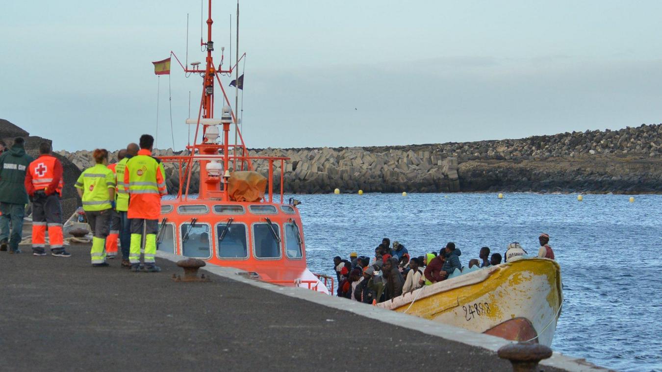 <p>Ein Boot mit über 100 Flüchtlingen an Bord wird vom spanischen Seerettungsdienst in den Hafen von Teneriffa geschleppt.</p>