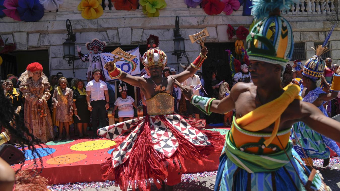<p>Tänzerinnen und Tänzer tanzen vor einer Zeremonie, die den offiziellen Beginn des Karnevals in Rio de Janeiro markiert.</p>
