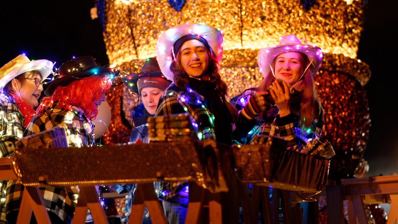 <p>Verkleidete Teilnehmerinnen feiern beim Karnevalslichterzoch durch den Eifelort Eiserfey.</p>