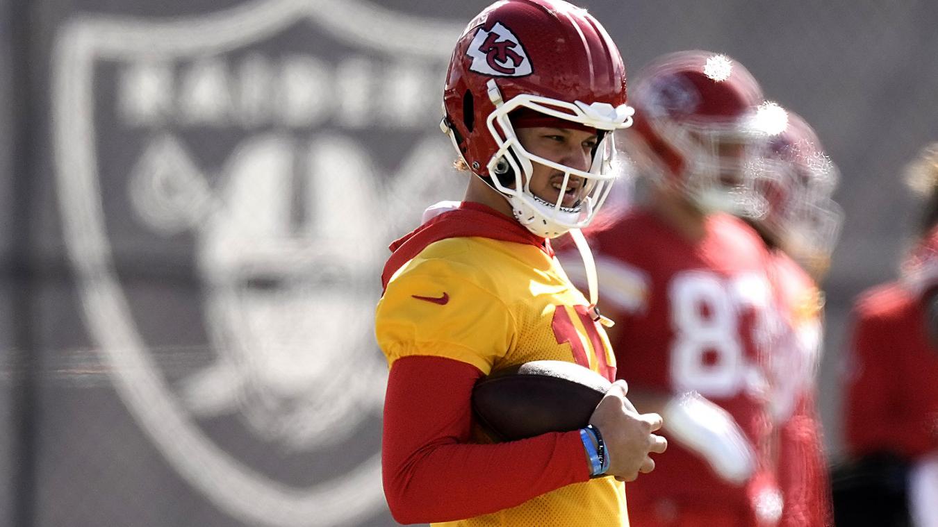 <p>Kansas City Chiefs-Quarterback Patrick Mahomes beobachtet das Training für Super Bowl 58. Die Chiefs werden das NFL-Footballspiel gegen die San Francisco 49ers am Sonntag in Las Vegas bestreiten.</p>
