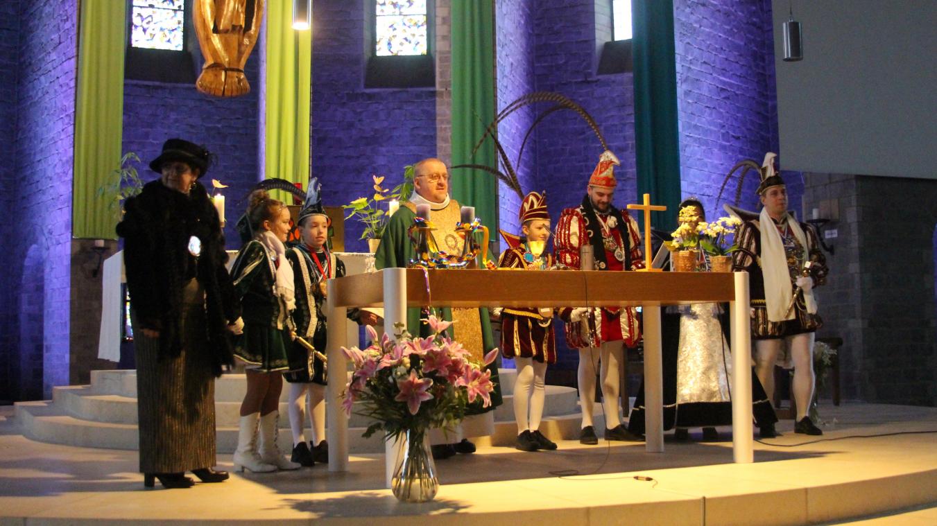 <p>Die Prinzen und die Obermöhn am Altar der Pfarrkirche.</p>