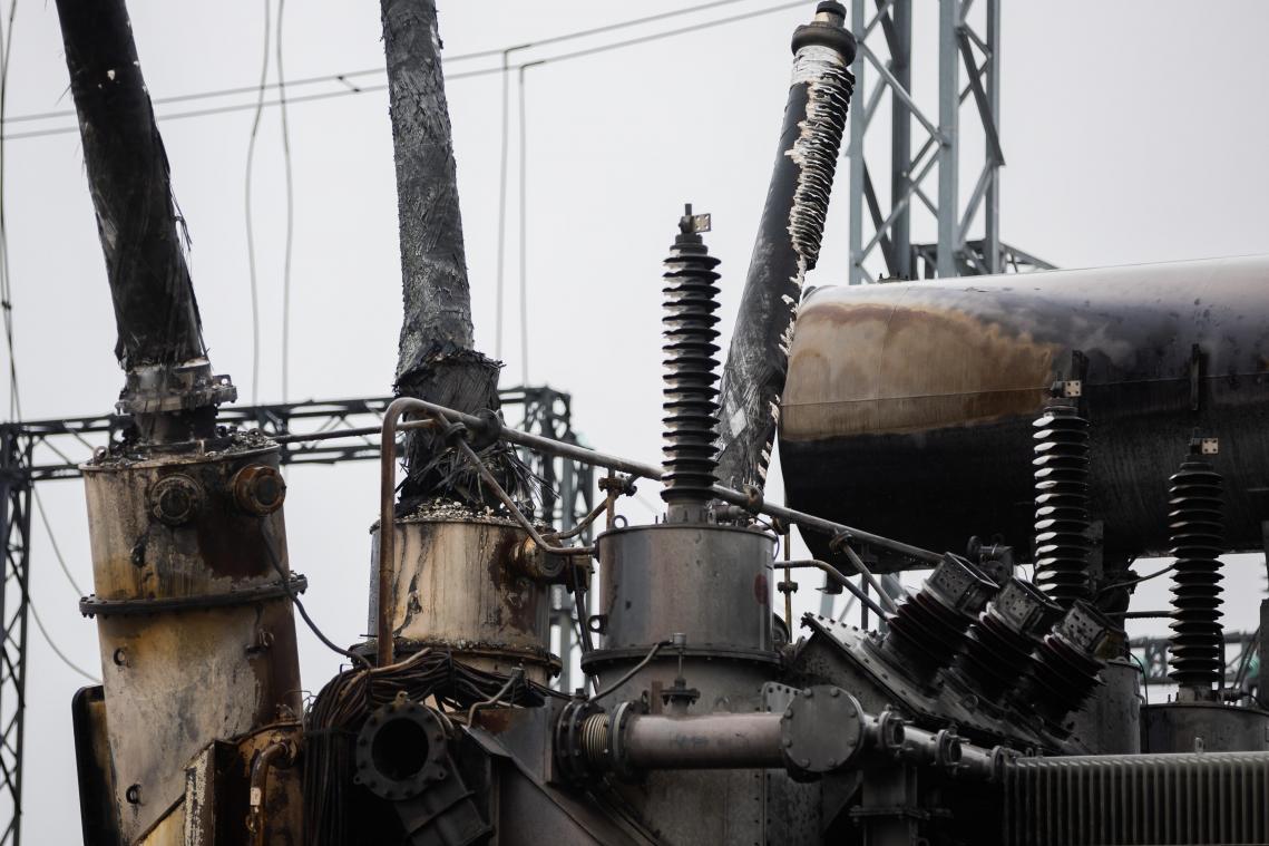 <p>Ein durch russische Angriffe zerstörter Transformator steht in einem der Umspannwerke von „Ukrenergo“, welches eines der am dichtesten besiedelten Gebiete der Ukraine mit Energie versorgt.</p>