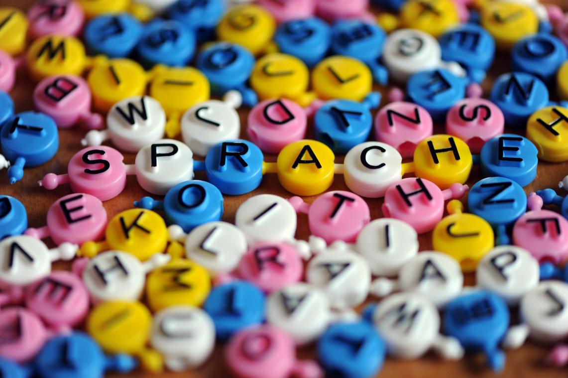 <p>Das Wort „Sprache“ liegt aus einzelnen Buchstaben zusammengesetzt auf einem Tisch: Schon heute können KI-Tools Sprachen fast in Echtzeit übersetzen.</p>