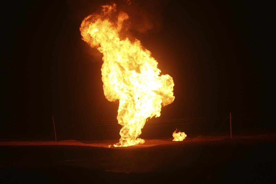 <p>Flammen schlagen in die Höhe, nachdem eine Erdgasleitung außerhalb der Stadt Boroujen explodiert ist.</p>