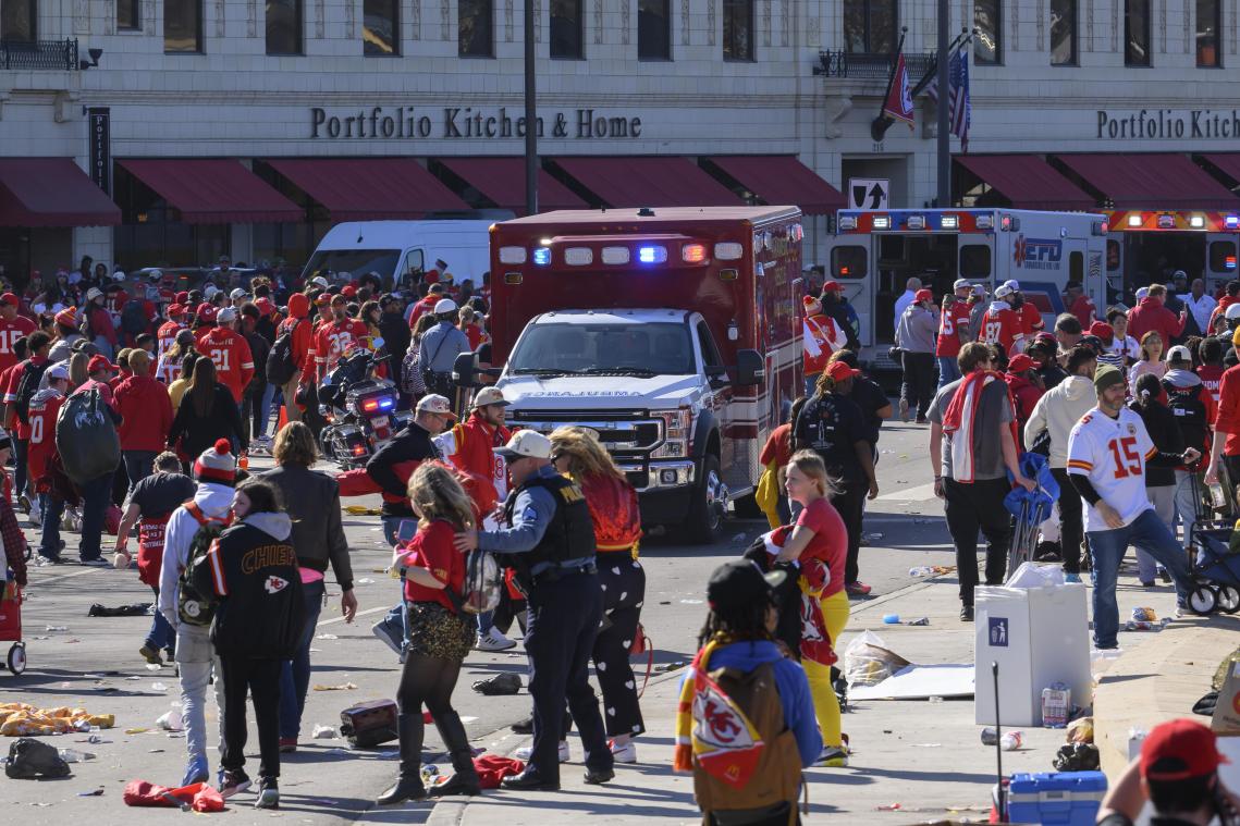 <p>[Video] Schüsse bei Super-Bowl-Parade: Eine Tote und mehr als 20 Verletzte</p>
