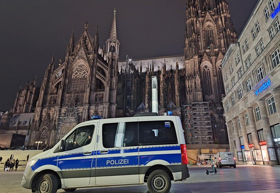 <p>Ein Einsatzfahrzeug der Polizei steht vor dem KölnerDom.</p>
