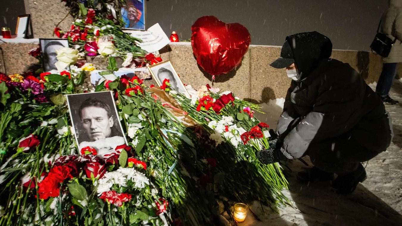 <p>Blick auf eine spontane Gedenkveranstaltung in St. Petersburg zum Gedenken an den verstorbenen russischen Oppositionellen Nawalny, die am Denkmal für die Opfer politischer Repressionen am Woskresenskaja-Ufer stattfindet.</p>