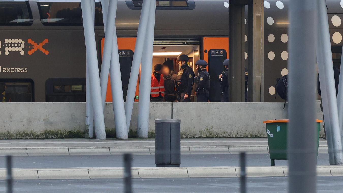 <p>Polizisten sind am Bahnhof an einem Zug auf einem Gleis im Einsatz. Spezialkräfte der Polizei haben im Wuppertaler Hauptbahnhof einen Mann aus einem Zug geholt und festgenommen.</p>