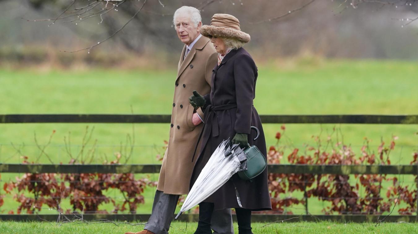 <p>König Charles III. und Königin Camilla verlassen nach dem Besuch eines Sonntagsgottesdienstes die St. Mary Magdalene Church.</p>