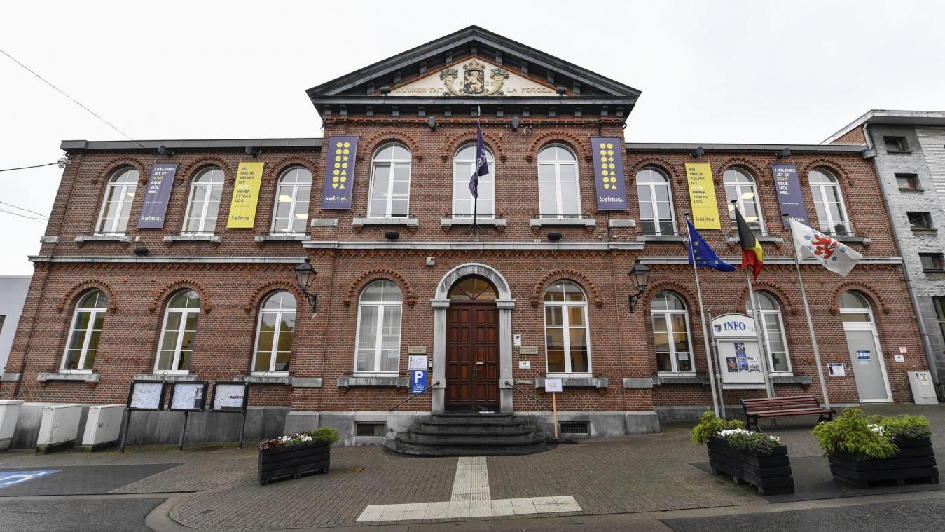 <p>Blick auf das Rathaus der Gemeinde Kelmis: Ministerpräsident Oliver Paasch betont, dass die DG die Kommune auch in Zukunft „nicht im Regen stehen lassen“ könne.</p>