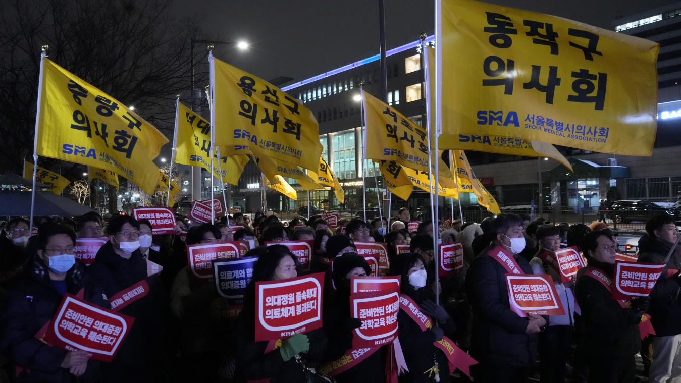 <p>Ärzte protestieren gegen die Gesundheitspolitik der Regierung in der Nähe des Präsidialamtes in Seoul.</p>