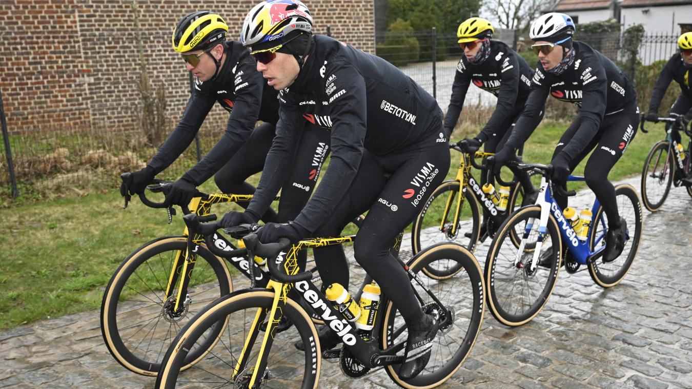 <p>Trainingsfahrt: Das Team von Visma-Lease a Bike testet die Strecke des Omloop Het Nieuwsblad.</p>