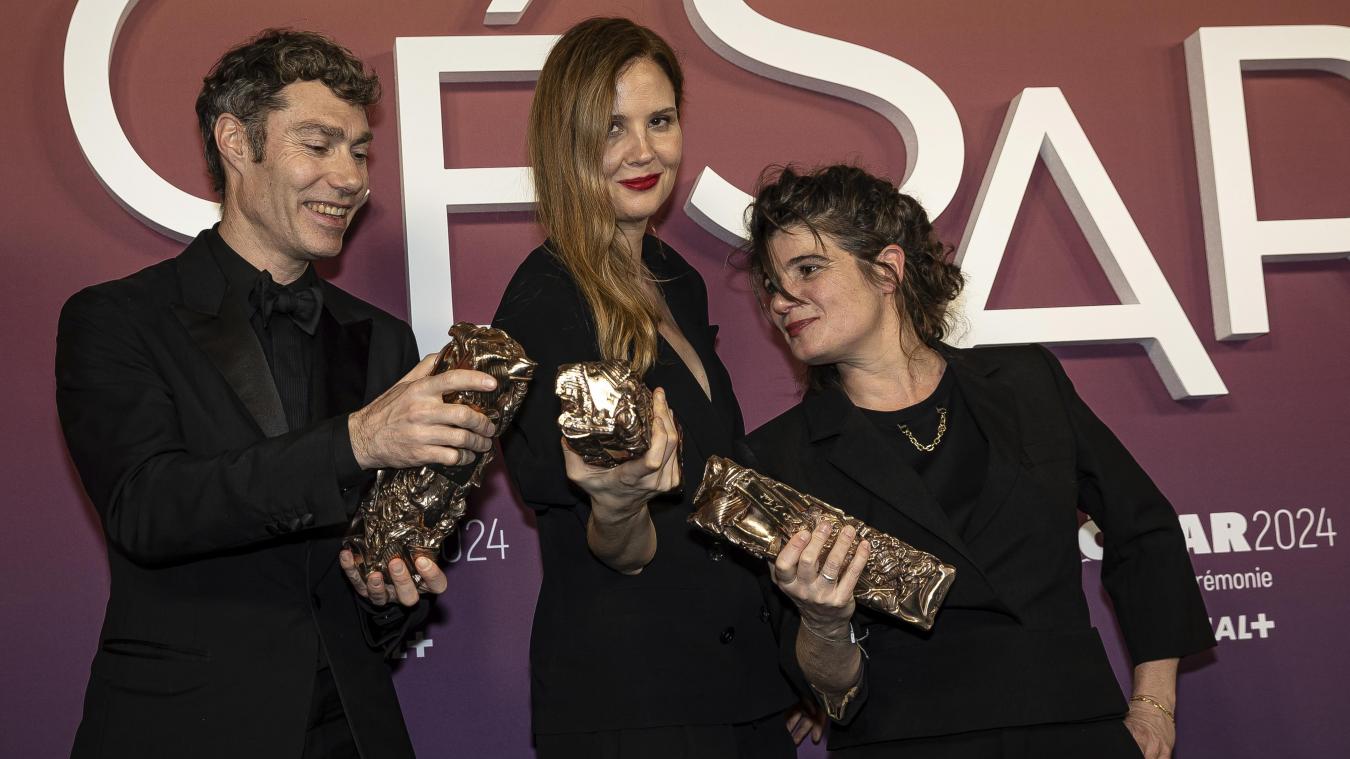 <p>David Thion (v.l.n.r.), Justine Triet und Marie-Ange Luciani posieren mit dem Cesar Award für den besten Film für den Film „Anatomie eines Falls“ in Paris.</p>