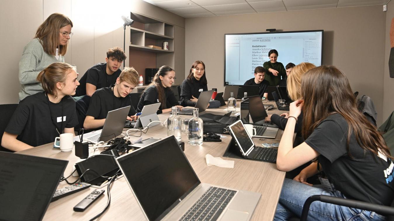 <p>Die Schülerinnen und Schüler bei der Arbeit in „ihrer“ Redaktion.</p>
