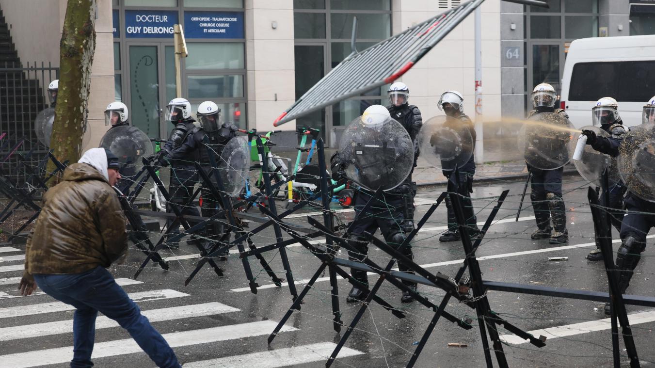 <p>Die Bauern hatten es am Montag in Brüssel auf die Beamten der Polizei abgesehen.</p>