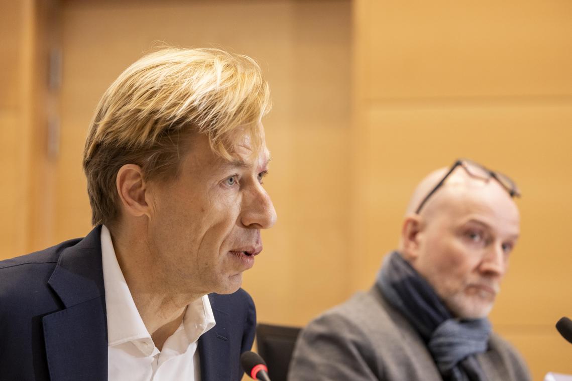 <p>Chris Peeters (vorne), Chef von Bpost, stand den Mitgliedern des zuständigen Kammerausschusses Rede und Antwort zur Zukunft von Bpost.</p>