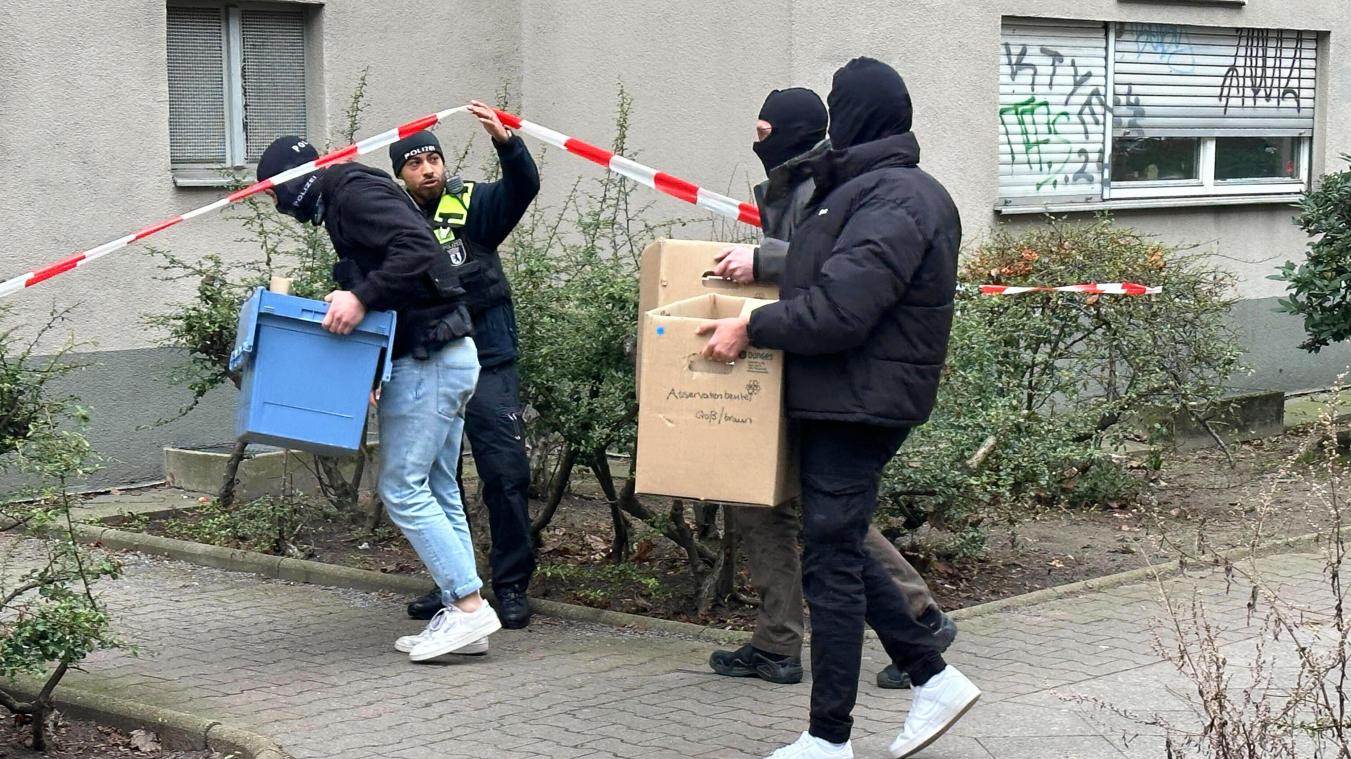 <p>Ermittler gehen mit Kisten und Kartons in das Wohnhaus der früheren RAF-Terroristin Daniela Klette. Die Berliner Polizei hat ihren Einsatz in der Wohnung der festgenommenen früheren RAF-Terroristin Daniela Klette fortgesetzt.</p>