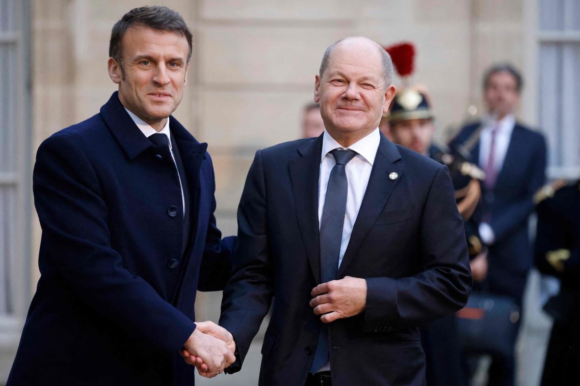 <p>Emmanuel Macron (l), Präsident von Frankreich, gibt dem deutschen Bundeskanzler Olaf Scholz die Hand, als dieser im Elysee-Palast eintrifft, um an einer internationalen Konferenz teilzunehmen, die die Unterstützung des Westens für die Ukraine stärken soll.</p>