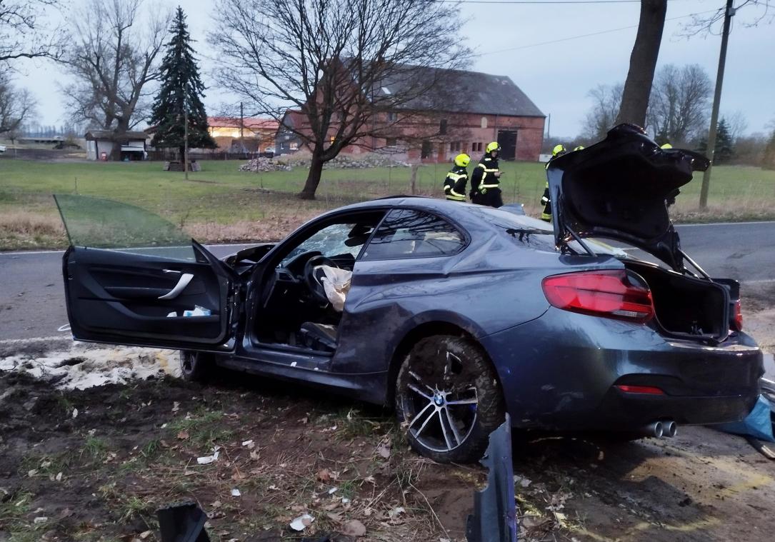 <p>Bei sogenannten Alleinunfällen verlieren die Fahrer oft die Kontrolle über das Fahrzeug und kollidieren mit Bäumen, Pollern oder Häusern.</p>
