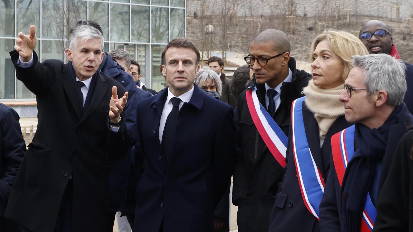 <p>Emmanuel Macron (2.v.l), Präsident von Frankreich, und Nicolas Ferrand (l), Generaldirektor von Solideo, besichtigen das Olympische Dorf Paris 2024.</p>