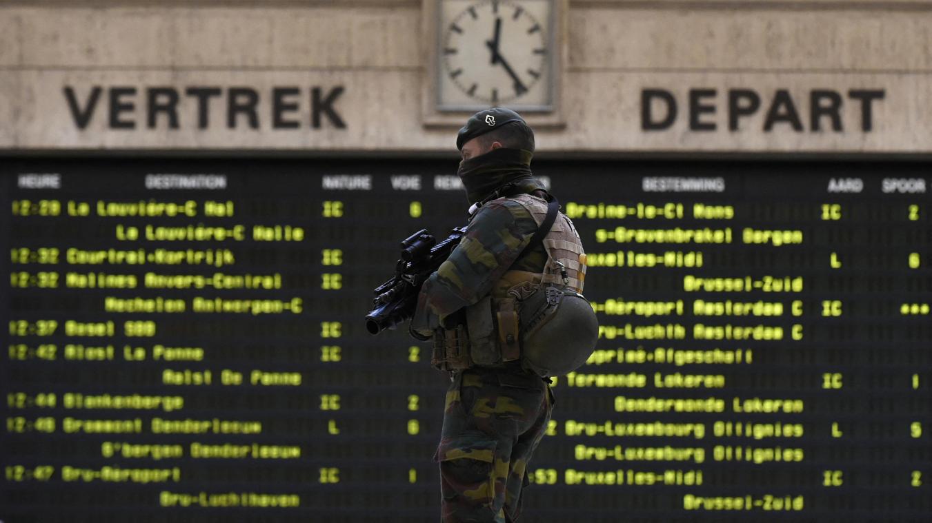 <p>Ein bewaffneter Soldat patrouilliert im Brüsseler Zentralbahnhof.</p>