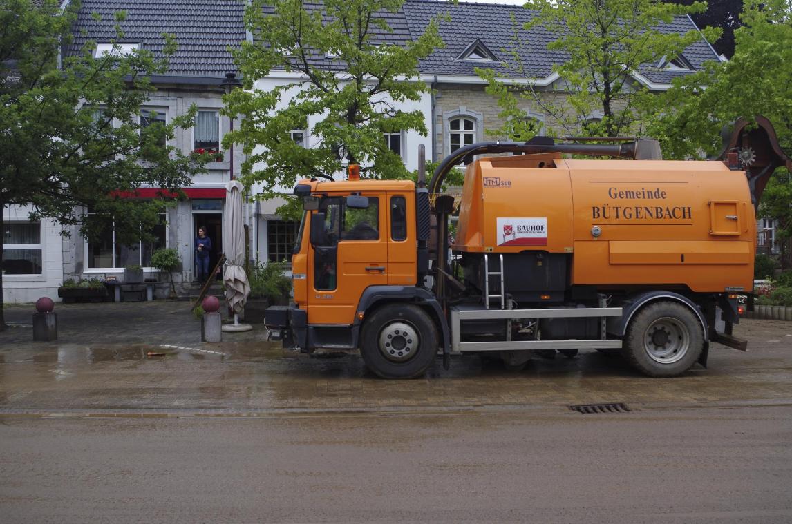 <p>Die Kehrmaschine der Gemeinde Bütgenbach stammt aus dem Jahr 2006 und ist nach der Flutkatastropheausnahmsweise in Eupen zum Einsatz gekommen.</p>