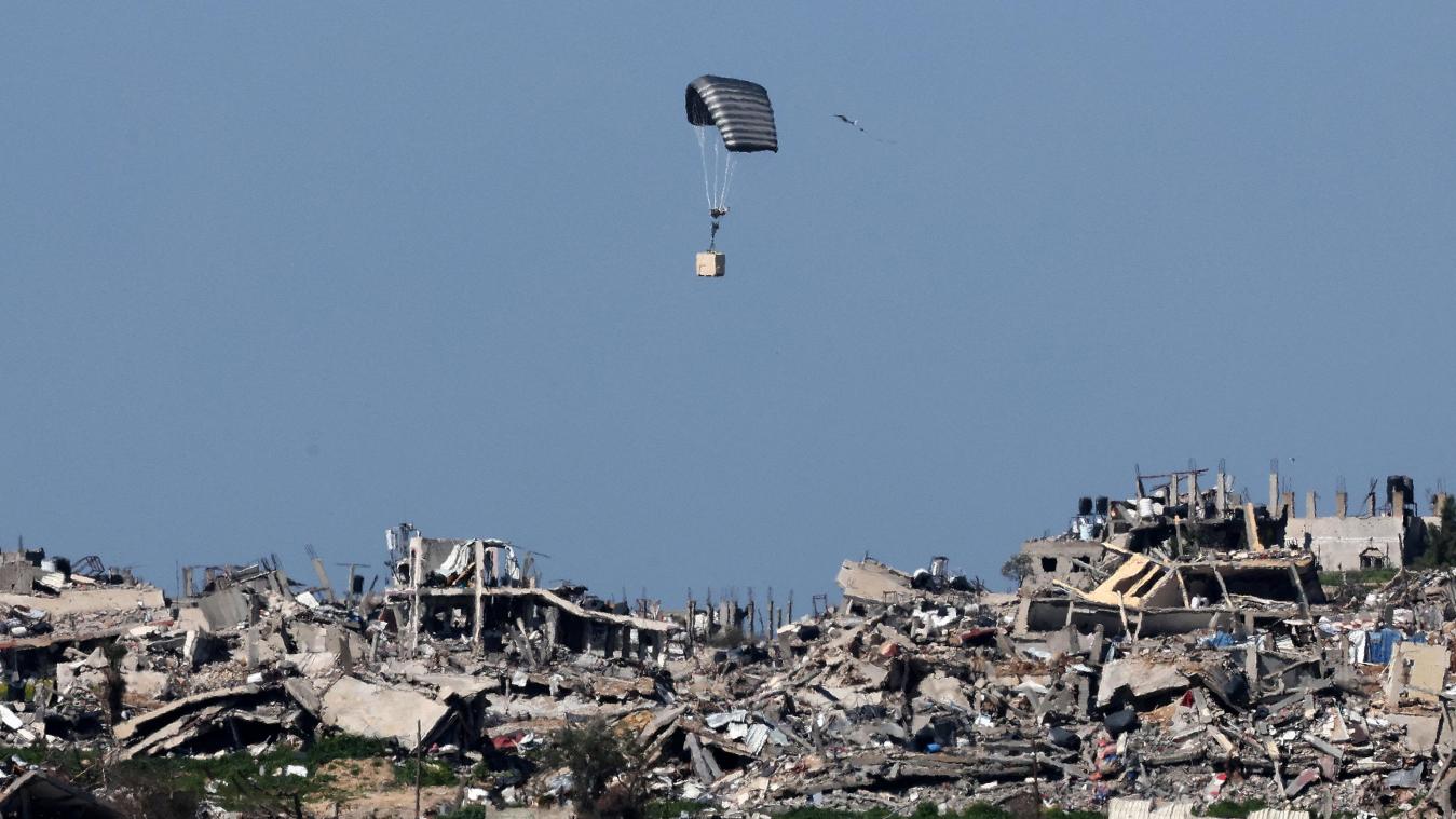 <p>Abwurf von Hilfsgütern über einer zerstörten Stadt im Gazastreifen</p>