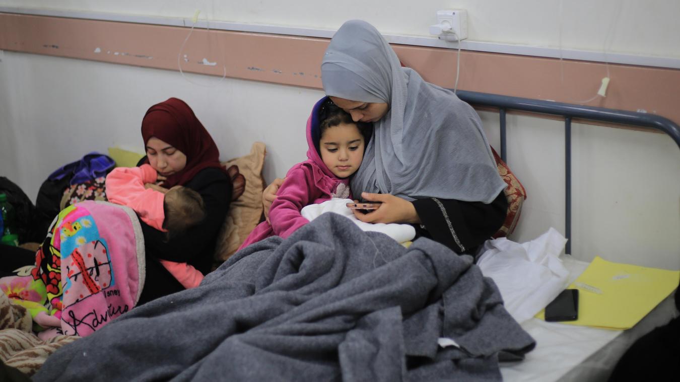 <p>Palästinensische Kinder werden in einem privaten Kinderkrankenhaus in der Stadt Rafah behandelt, das auf die Versorgung von Kindern spezialisiert ist, die an Unterernährung und Medikamentenmangel leiden.</p>