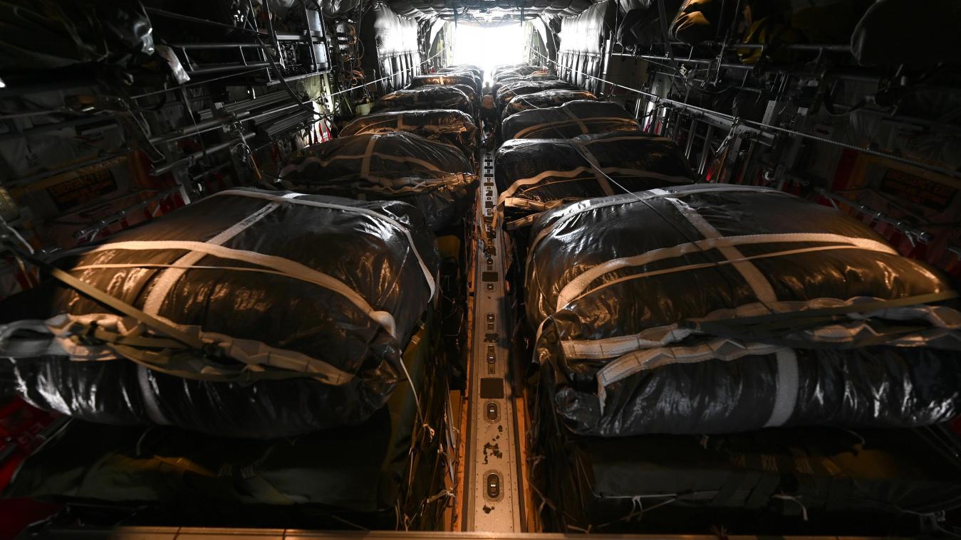 <p>Eine C-130J Super Hercules der US-Luftwaffe wirft Hilfspakete über Gaza ab. Die USA haben damit begonnen, die Zivilbevölkerung im Gazastreifen aus der Luft mit Hilfsgütern zu versorgen.</p>