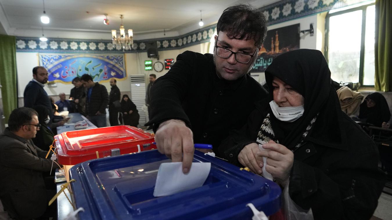 <p>Wähler geben in einem Wahllokal ihre Stimmen ab. Begleitet von Boykottaufrufen wählte der Iran am Freitag außer dem Parlament (Madschles) auch den sogenannten Expertenrat.</p>