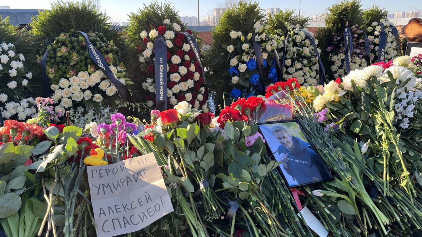 <p>Blumen liegen in dem Borisowskoje-Friedhof auf dem Grab von Kremlgegner Alexej Nawalny. Nawalny, der der schärfste Gegner von Präsident Wladimir Putin war, wurde nach einer Beerdigung, an der Tausende von Trauernden teilnahmen, unter starker Polizeipräsenz beigesetzt.</p>