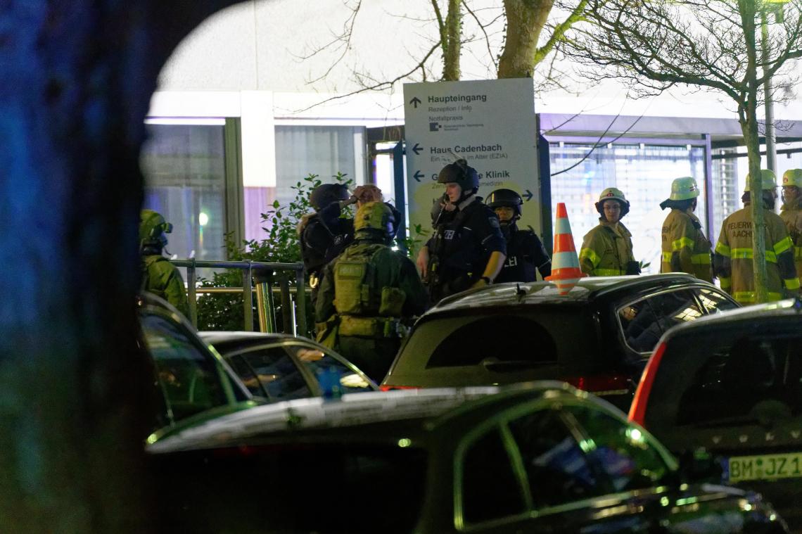 <p>Schwer bewaffnete Polizisten waren am Montagabend vor dem Aachener Luisenhospital im Einsatz.</p>