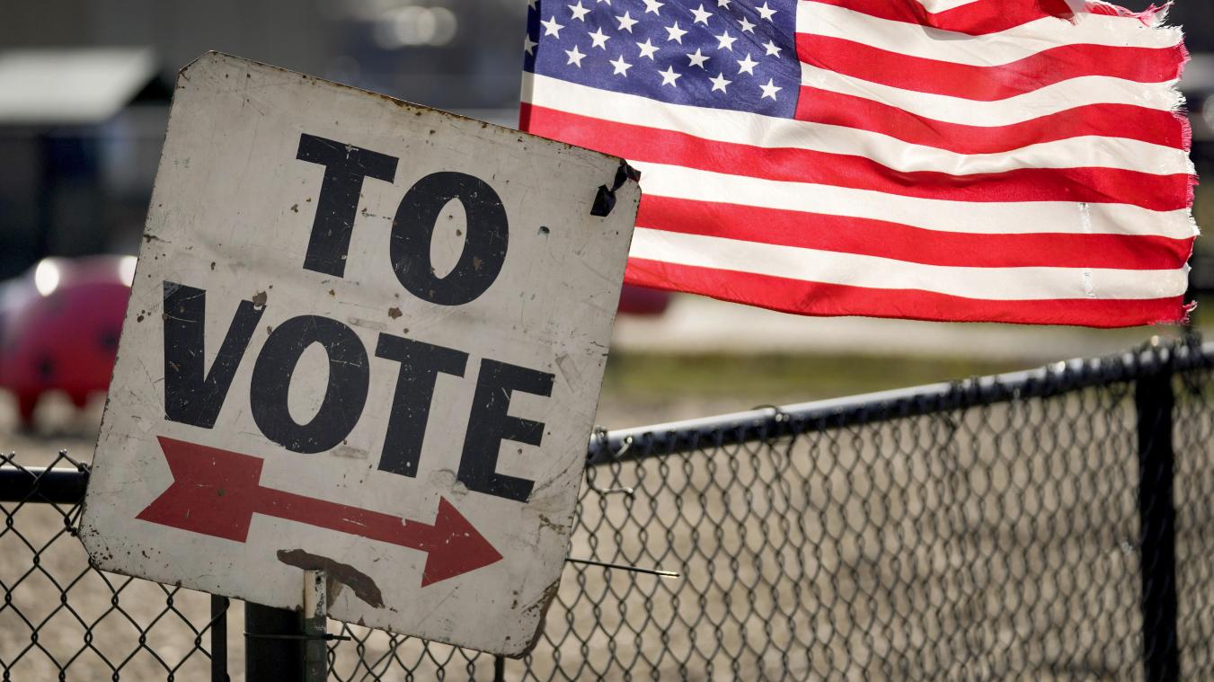 <p>Ein Wahlschild und eine amerikanische Flagge sind vor einem Vorwahlbüro in Dearborn, Michigan zu sehen.</p>