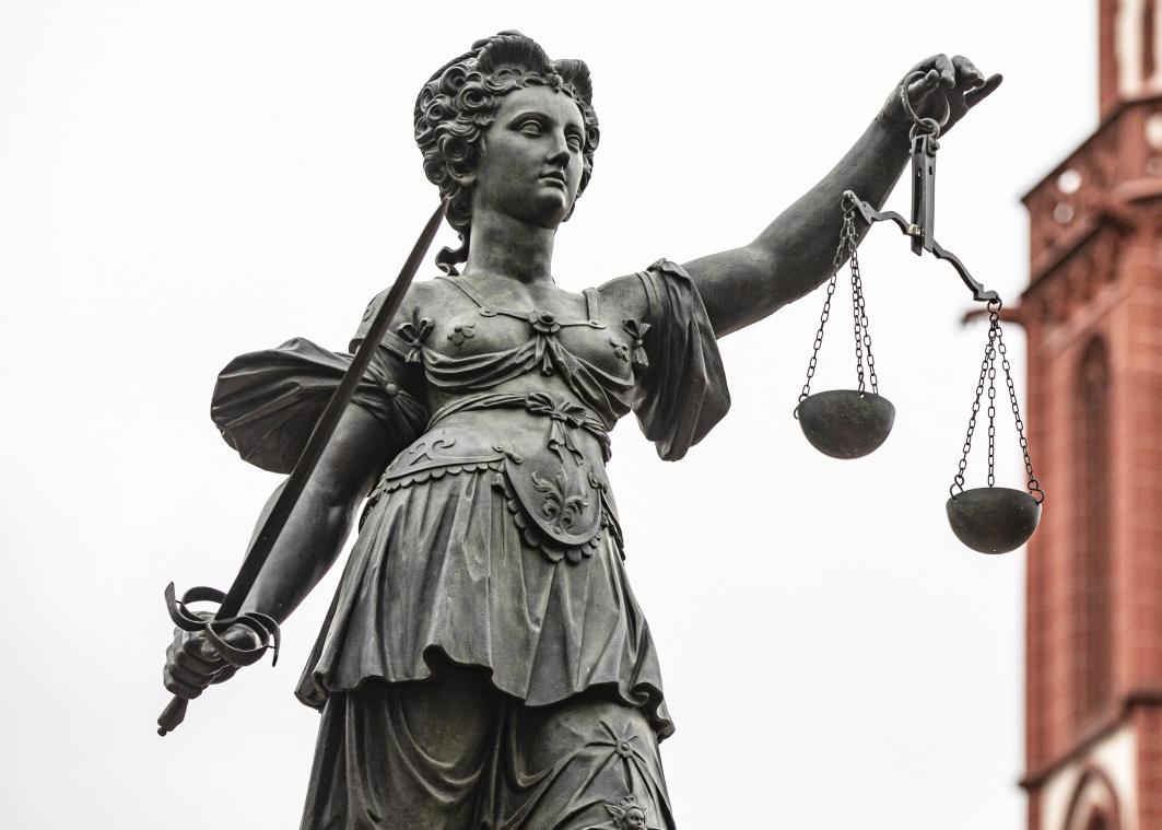 <p>Die belgische Justiz braucht dringend zusätzliche Richter. Eine kürzlich durchgeführte Richterprüfung musste jedoch annulliert werden, weil ein Jurymitglied einem Kandidaten die Prüfungsfragen vorab besorgt hatte.</p>