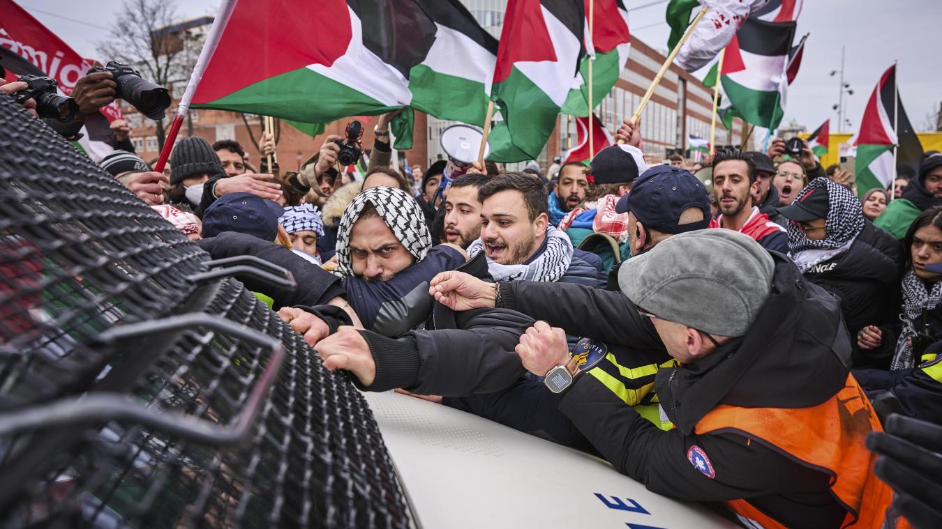 <p>Demonstranten protestieren gegen Israels Präsident Herzog bei der Eröffnung des neuen Nationalen Holocaustmuseums.</p>