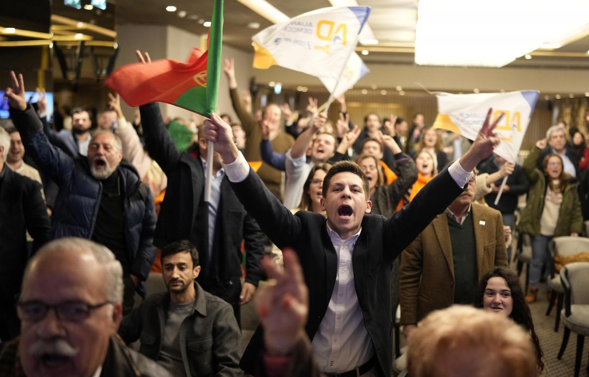 <p>Anhänger der Mitte-Rechts-Partei Demokratische Allianz reagieren nach der Bekanntgabe der ersten Ergebnisse in der Parteizentrale in Lissabon.</p>