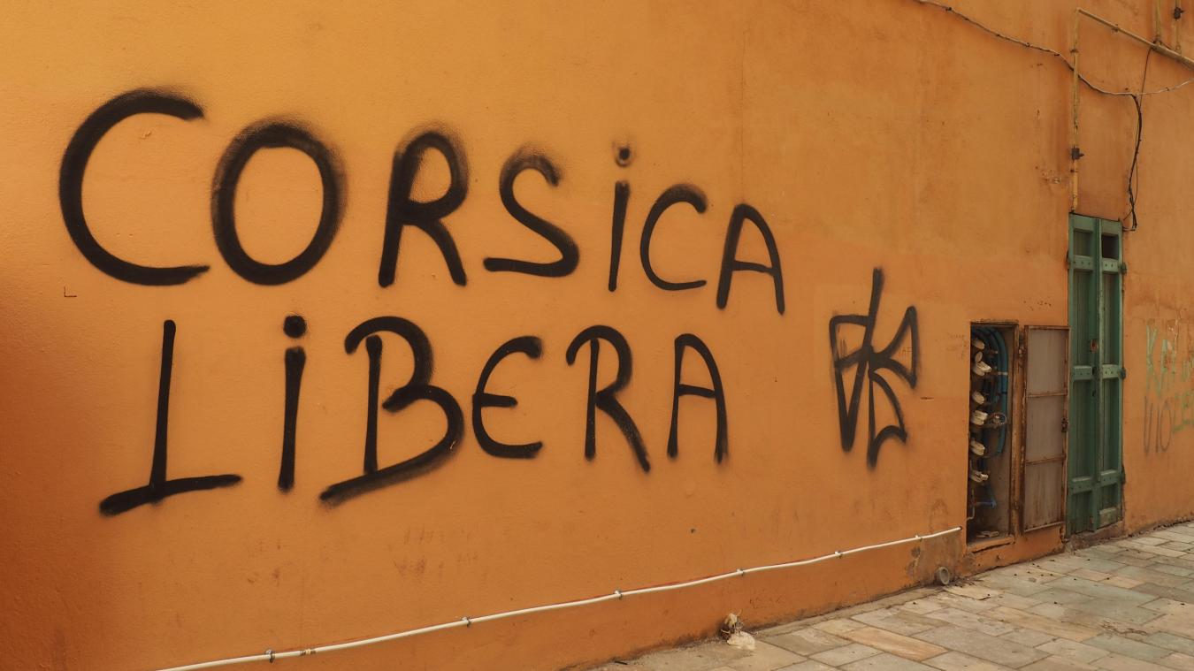 <p>Auf eine Wand in Bastia ist ein Graffiti in Unterstützung für korsische Unabhängigkeit geschrieben worden.</p>